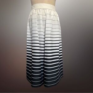 VINTAGE 1970s Lightweight Poly Blend Black and White Gradient Striped Skirt
